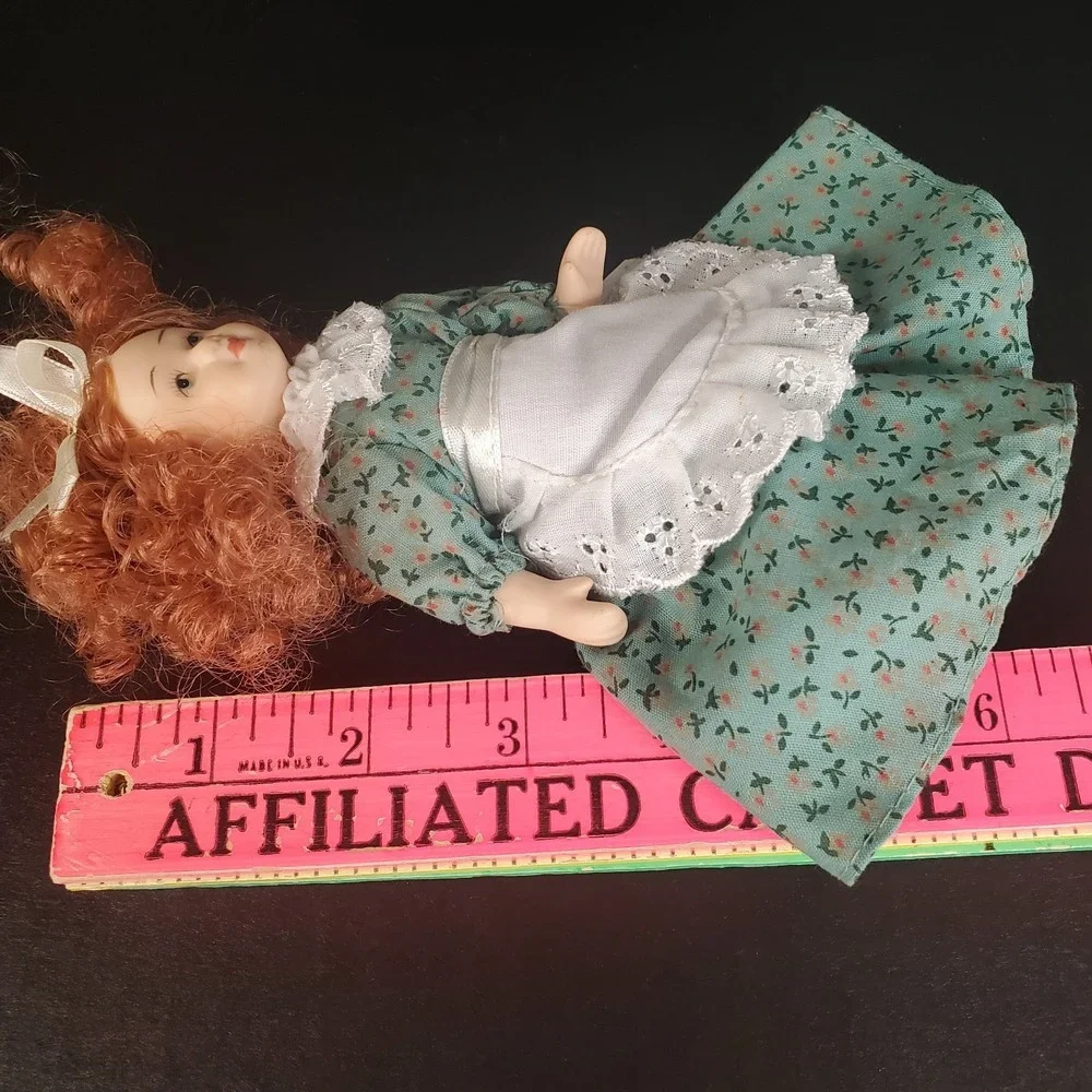 Vtg Leonardo Collection 1:12th Scale Red Head, Floral Dress,Pinafore Victorian‎